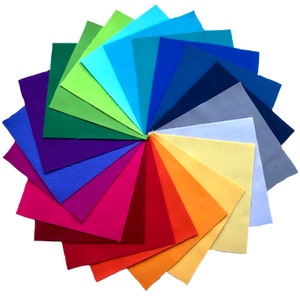 Puede incluir: Una paleta de colores vibrantes de muestras de tela dispuestas en un patrón circular. Las muestras muestran un espectro de colores, incluyendo tonos de rojo, naranja, amarillo, verde, azul y morado. La tela parece ser un material liso y sólido.