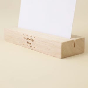 Présentoir A5 en Bois EDDY, Support Minimaliste pour Menus, Photos, Cartes – Lot de 5 avec Option Gravure Logo – Restaurant, Café