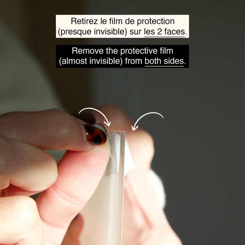 K&ouml;nnte beinhalten: Eine Hand entfernt eine transparente Schutzfolie von einer Glasoberfl&auml;che. Die Folie ist fast unsichtbar und der Text lautet "Remove the protective film (almost invisible) from both sides."