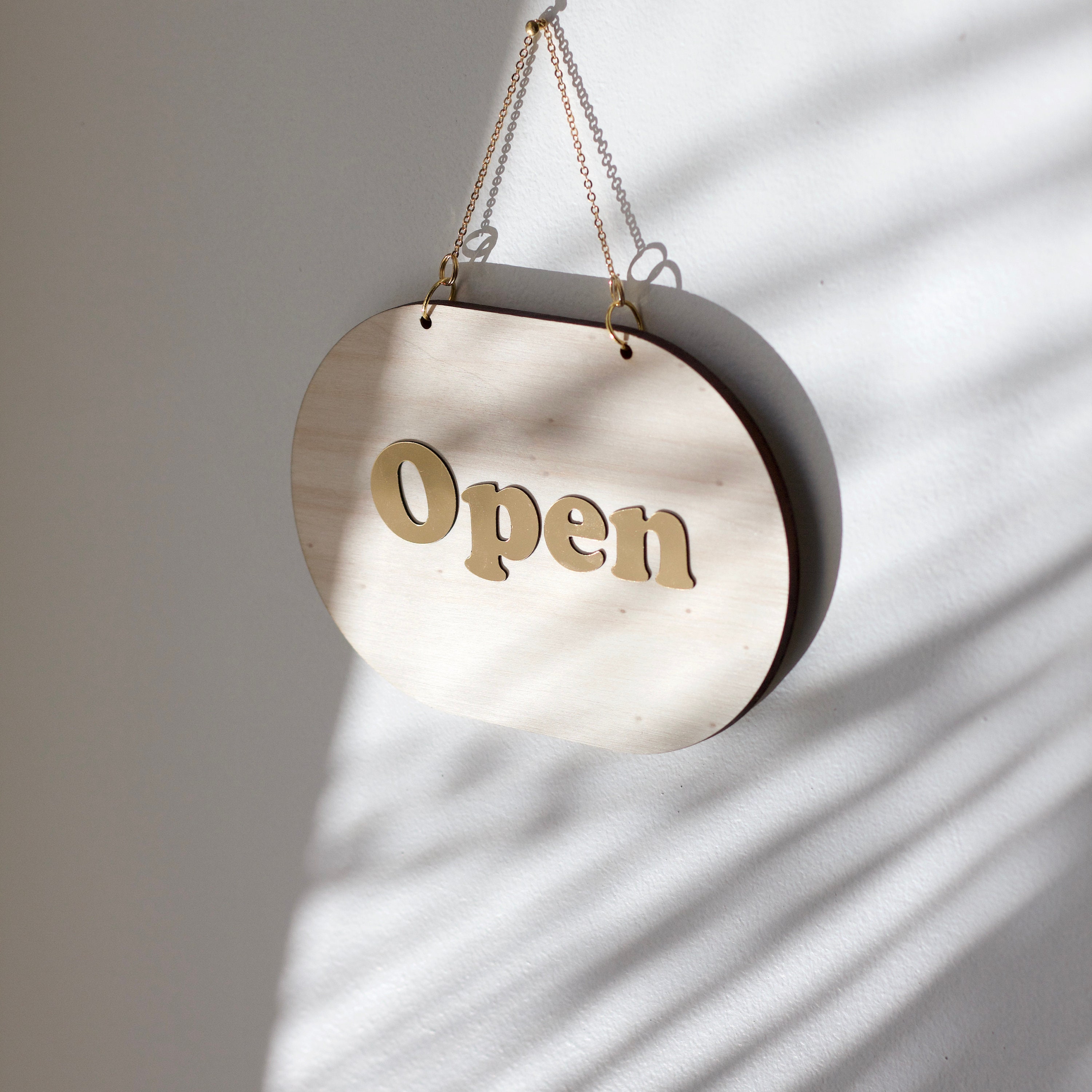 Sally Pancarte de Magasin Open/Closed, en Bois et Lettrages Dorés Brillant