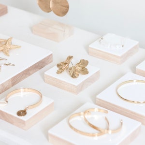 Wooden and White Jewelry Display Trays – Elegant Jewelry Stands for Rings, Necklaces, Bracelets, and Earrings