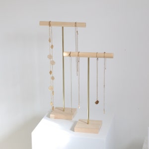 porte-colliers et pendentifs en bois et metal doré