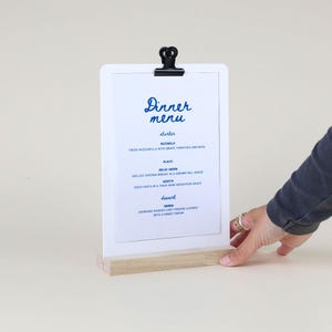 TOM A5-Displayständer aus Holz und Acryl mit Clip – Halter für Speisekarten, Flyer, Fotos – Ideal für Cafés, Restaurants, Geschäfte