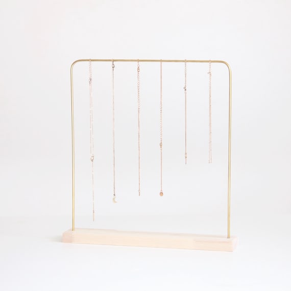 Porte colliers en bois et laiton LYKKE, porte bijoux et organisateur de bijoux pour boutique et profesionnel