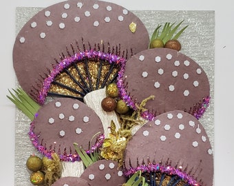 Handgemaakte papieren paddenstoelenkaart, mos- en glitterkunst