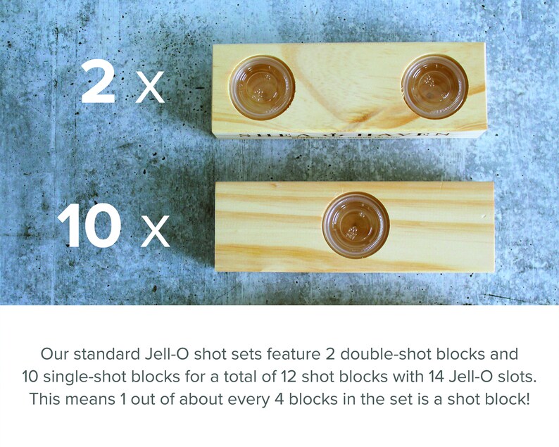 Puede incluir: Dos bloques de madera con vasos de chupito de pl&aacute;stico transparente, etiquetados "2 x" y "10 x". Los bloques est&aacute;n sobre una superficie gris texturizada. El texto describe el conjunto como 2 bloques dobles y 10 bloques individuales.