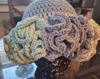 Gorro de ganchillo con volantes, forrado, color menta refrescante - Tonos variados de menta, lavanda y azul.