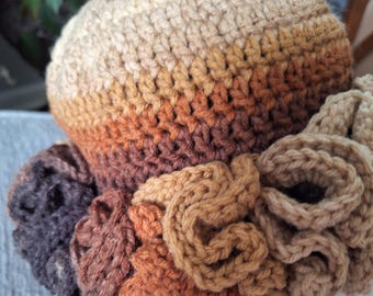 Gorro de ganchillo con volantes, forrado, rayas color café con leche - Tonos variados de marrón