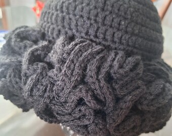 Gorro de ganchillo con volantes, forrado, negro.