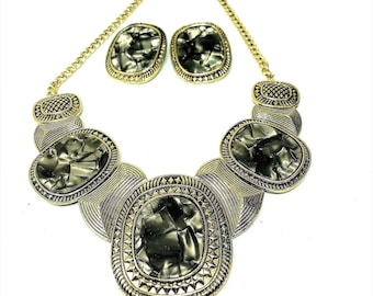 Gran conjunto de collar de declaración de oro vintage grueso y atrevido, collar de babero grande de mármol agrietado y aretes, gris carbón con detalles dorados