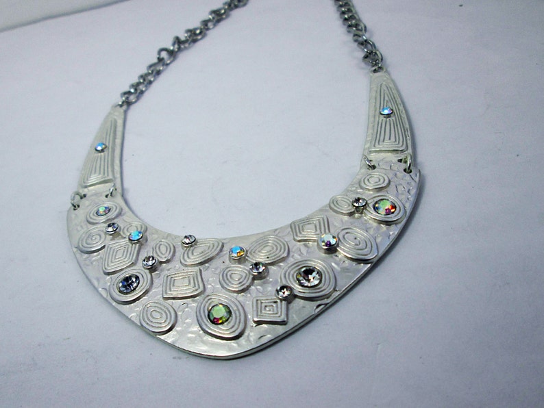 Silver Metal Statement Bib Necklace Iridescent Geometric Art Deco Necklace Bib Collar Fashion Necklace Wedding Jewelry Bridal Bib Necklace