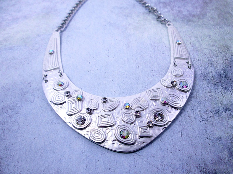 Silver Metal Statement Bib Necklace Iridescent Geometric Art Deco Necklace Bib Collar Fashion Necklace Wedding Jewelry Bridal Bib Necklace