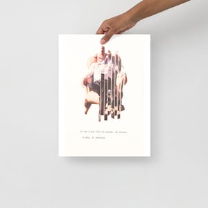 Può includere: Una stampa su poster bianca con un'immagine frammentata di una persona seduta su una sedia, sovrapposta a strisce verticali. Il testo in italiano è in basso.