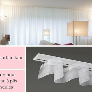 Könnte beinhalten: Weißes Wellenband für Vorhänge mit plissiertem Design, in Nahaufnahme gezeigt. Das Band ist so konzipiert, dass es einen fließenden, wellenförmigen Effekt in Vorhängen erzeugt. Das Bild zeigt auch weiße Vorhänge in einem Wohnzimmer.