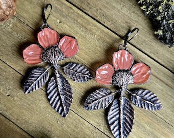Orecchini a forma di fiore in rame elettroformato - Pendenti floreali botanici fatti a mano - Gioielli boho ispirati alla natura - Orecchini artigianali unici nel loro genere