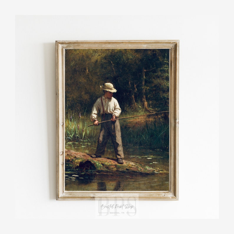 Puede incluir: Una pintura de un ni&ntilde;o peque&ntilde;o pescando en un arroyo del bosque. Lleva un sombrero de paja y sostiene una ca&ntilde;a de pescar. La pintura est&aacute; enmarcada en un marco de madera claro.