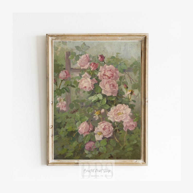 Puede incluir: Una pintura vintage de rosas rosadas trepando por un enrejado de madera. Las rosas est&aacute;n en plena floraci&oacute;n y las hojas son de un verde vibrante. La pintura est&aacute; enmarcada en un marco de madera claro.