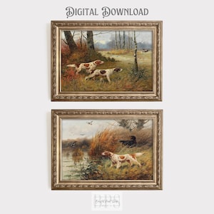 Puede incluir: Dos impresiones enmarcadas de perros de caza en un entorno de bosque. La impresión superior muestra dos perros corriendo por la hierba alta, mientras que la impresión inferior muestra un perro corriendo por un pantano.