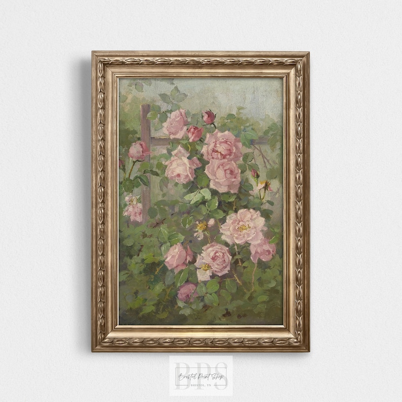 Puede incluir: Una pintura enmarcada de un grupo de rosas rosadas que crecen en un enrejado. Las rosas son de varios tonos de rosa y est&aacute;n rodeadas de hojas verdes. La pintura est&aacute; en un marco dorado.