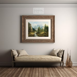 Pu&ograve; includere: Dipinto di paesaggio incorniciato in una cornice di legno marrone ornata, raffigurante una scena di montagna con un fiume, alberi e cielo blu. L'opera &egrave; appesa sopra un chaise longue beige su un pavimento in parquet.