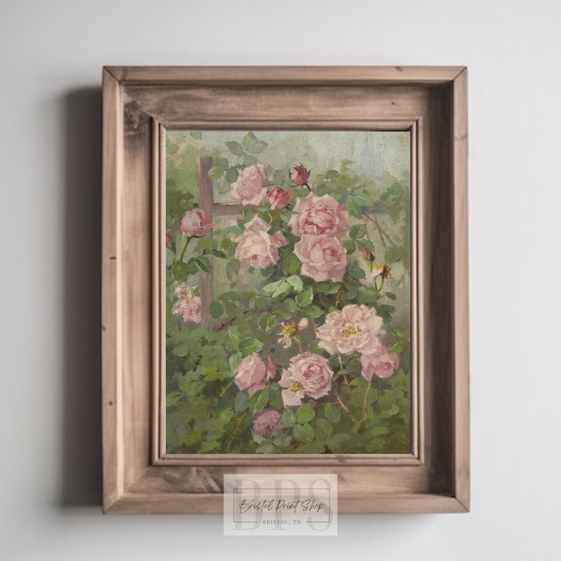 Puede incluir: Una pintura vintage de un rosal rosa creciendo en un enrejado. Las rosas est&aacute;n en plena floraci&oacute;n y las hojas son de un verde vibrante. La pintura est&aacute; enmarcada en un marco de madera r&uacute;stico.