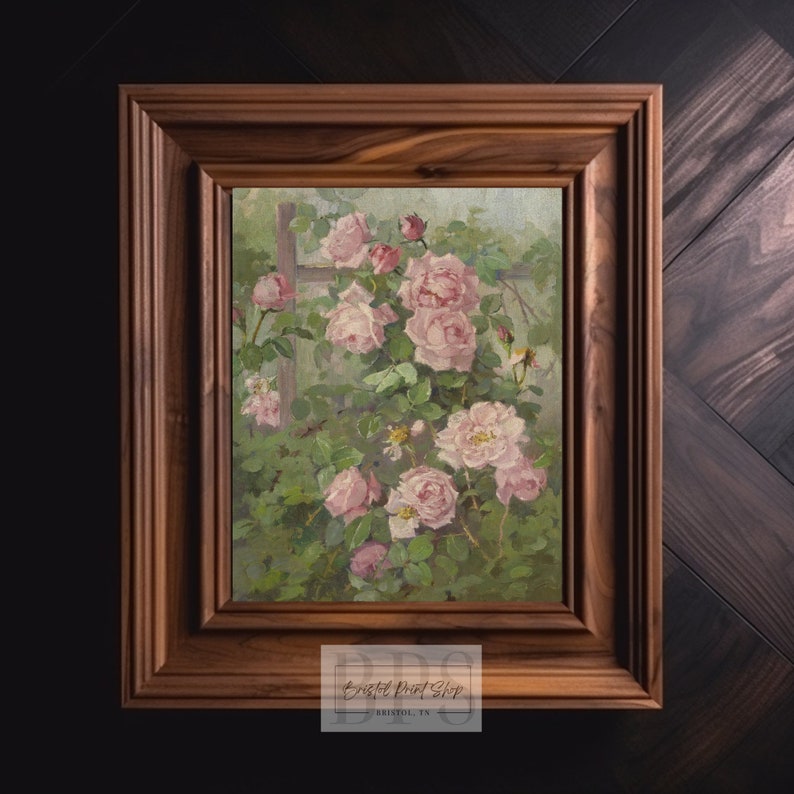 Puede incluir: Una pintura enmarcada de un rosal rosa con hojas verdes y un enrejado de madera en el fondo. La pintura est&aacute; en un marco de madera marr&oacute;n.