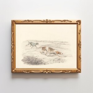 Puede incluir: Una ilustraci&oacute;n vintage enmarcada de dos perros corriendo por un campo. Los perros son un galgo y un pointer, ambos en plena carrera. La ilustraci&oacute;n es en blanco y negro con un fondo marr&oacute;n claro.