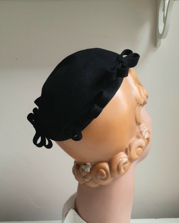 Vintage 1930's Loop Bows Calot Hat, Black Felt, L… - image 5