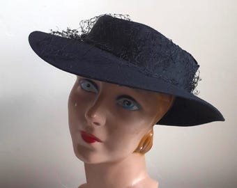 "Vintage 1940er Fächerhut aus Filz, Ende 30er Jahre, ""Poppy Hats"" Gr. 24"