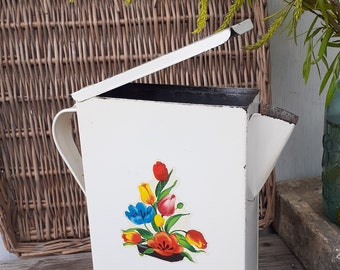 Vintage Metall Wäsche Seifenshaker, bunter Blumenstrauß Aufkleber auf weißem Emaillekrug, 8 "hoch - Bauernhaus Cottage Mudroom