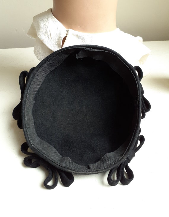 Vintage 1930's Loop Bows Calot Hat, Black Felt, L… - image 7