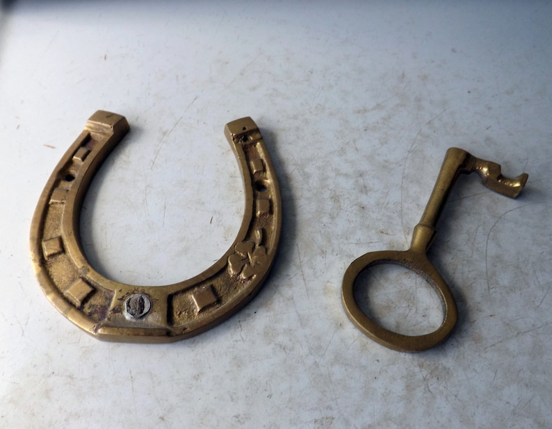 office vintage lucky display small workshop retro clover Brass horseshoe and key skeleton key decor decoration craft room