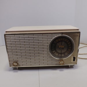 Zenith X316 AM/FM Radio: Mid-Century White Display Stereo