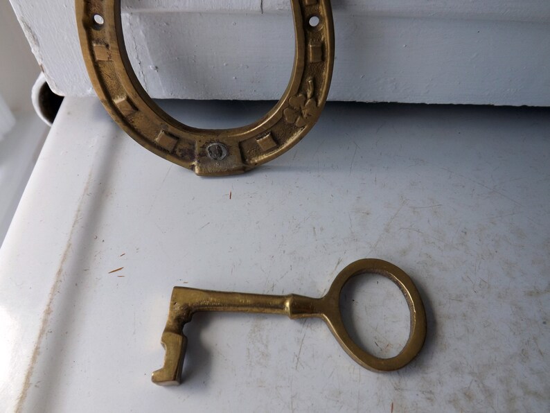 office vintage lucky display small workshop retro clover Brass horseshoe and key skeleton key decor decoration craft room