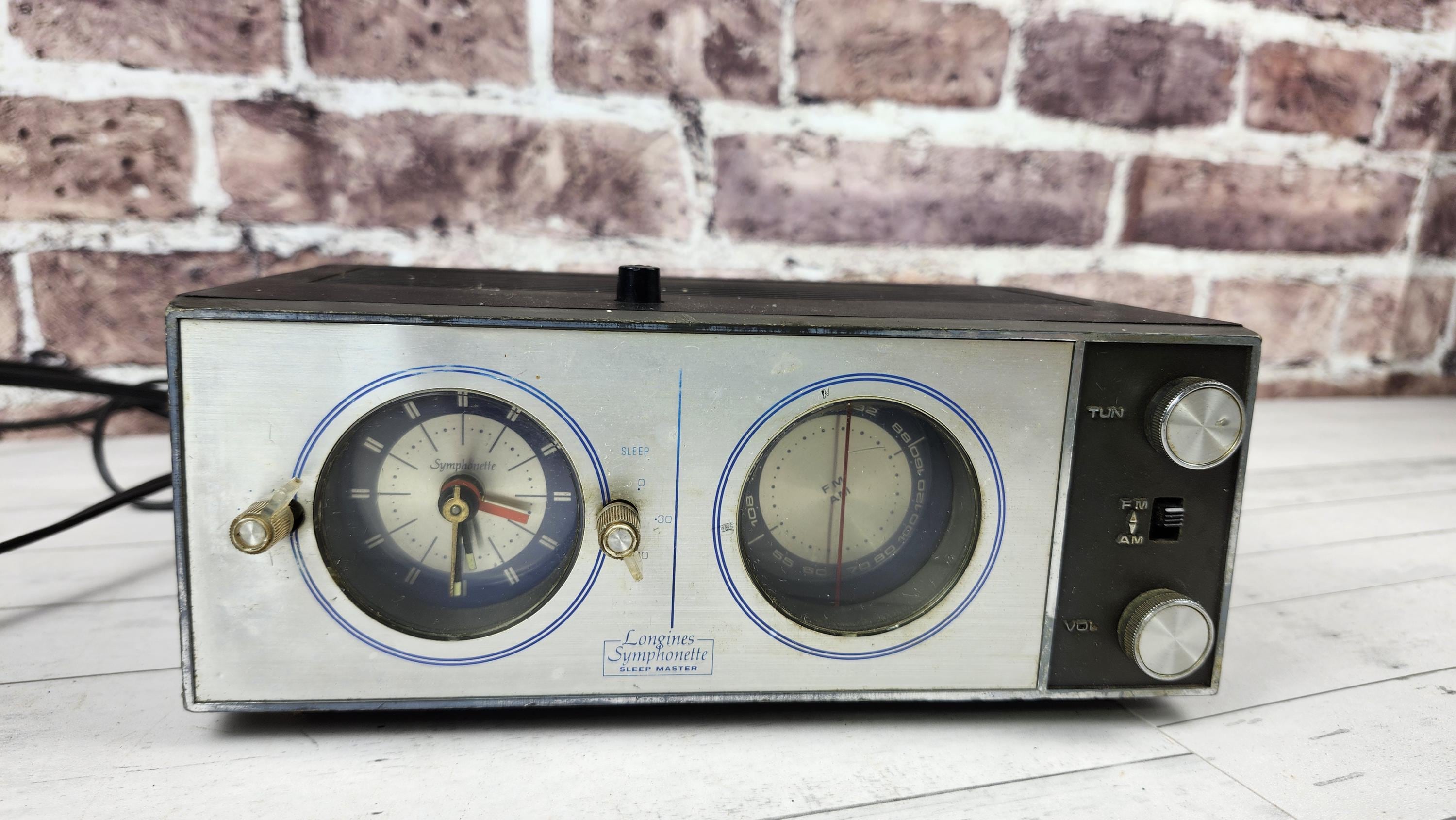 Vintage Longines Symphonette Alarm Clock Radio: Model LCR 210, Mid