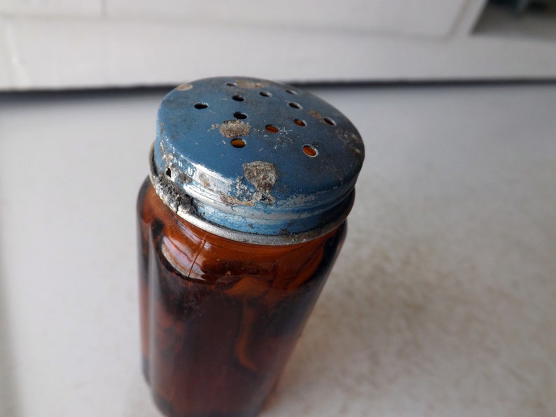 display kitchen decor vintage dining room Hazel-Atlas brown glass shaker with blue tin top serving small pantry decoration farmhouse