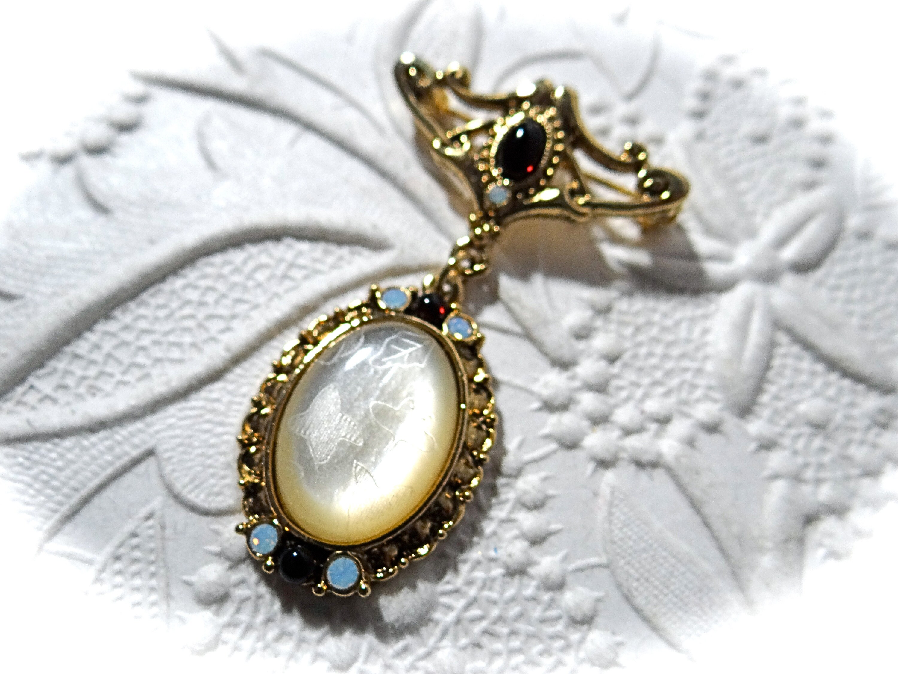 Broche Ancienne Grande Feuille En Nacre Taillée En Relief - Bijou Vintage - Occasion
