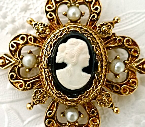 Vintage Victorian Cameo Brooch Reproduction Pin G… - image 5