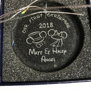 Pu&ograve; includere: Un ornamento natalizio trasparente inciso con la scritta "OUR FIRST CHRISTMAS 2018" e i nomi "Matt & Haley Angel". L'ornamento &egrave; rotondo e viene fornito in una scatola blu con un filo d'argento per appenderlo.