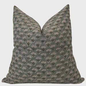 Housse de coussin bleu pâle à motif floral, housse de coussin imprimée à la main, HACKNER HOME