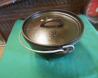 LODGE  No. 8 Cast Iron Dutch Oven