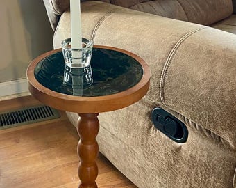 Mesa auxiliar Emerald Tide – Mesa auxiliar de resina hecha a mano – Mesa auxiliar de madera de 58 cm de altura – Diseño abstracto verde – Decoración bohemia – Soporte para velas