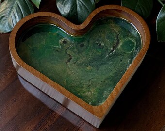 Bandeja Corazón Marea Esmeralda – Plato de resina artística pintado a mano – Vertido acrílico azul y violeta – Plato para joyas – Decoración espiritual – Regalo hecho a mano