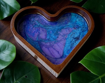Vassoio a forma di cuore Midnight Tide – Piatto artistico in resina dipinto a mano – Colata acrilica blu e viola – Portagioie – Decorazione spirituale – Regalo fatto a mano