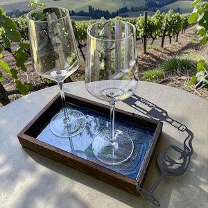 Luxus-Harz-Weinservierset mit Kristallgläsern und Metallakzent | Handgefertigtes 13x9 Tablett | Wein-Liebhaber Geschenk | Barwagen Decor