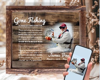 Pode incluir: Uma placa memorial retangular com moldura de madeira, fundo rústico de grão de madeira, o texto Gone Fishing, um poema e uma foto de uma pessoa segurando um peixe. O nome James Dav e as datas estão impressos abaixo da fotografia.