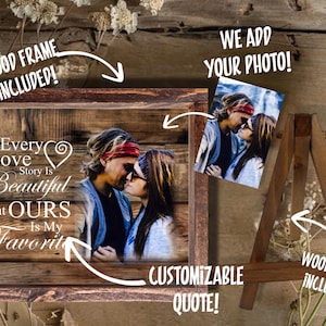 K&ouml;nnte beinhalten: Ein rechteckiger Holzrahmen mit einem Foto eines Paares und dem Text "Every Love Story Is Beautiful But OURS Is My Favorite". Das Set enth&auml;lt eine Holzstaffelei und eine anpassbare Zitatoption sowie einen zus&auml;tzlichen Fotoeinsatz.