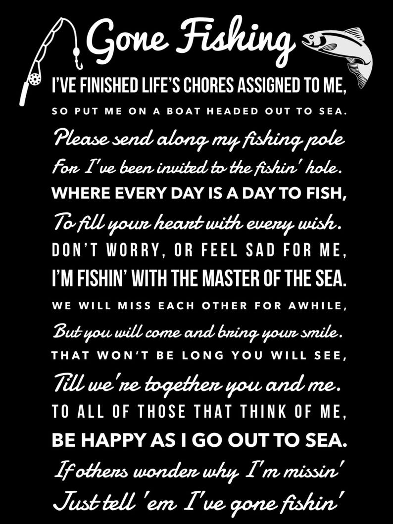 K&ouml;nnte beinhalten: Ein schwarzes Schild mit wei&szlig;em Text, das den Titel Gone Fishing, eine Angelruten-Grafik und eine Fischillustration zeigt. Das Gedicht beginnt mit: I'VE FINISHED LIFE'S CHORES ASSIGNED TO ME, SO PUT ME ON A BOAT HEADED OUT TO SEA.