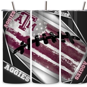 Op de afbeelding: Drie zwarte en zilveren bekers met een kastanjebruin en wit Amerikaans vlagontwerp. De bekers hebben de woorden "Aggies" en "TAM" erop. De bekers zijn versierd met een voetbalontwerp.