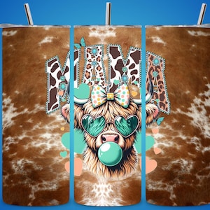 Può includere: Un bicchiere in pelle di mucca marrone e bianco con un'illustrazione colorata di una mucca che indossa occhiali da sole e un fiocco. La mucca sta soffiando una bolla e il testo "MAMA" è scritto in un font decorativo sopra la mucca.